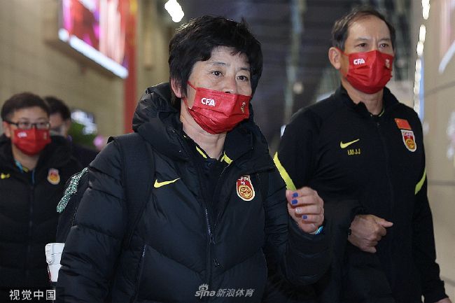 拜仁有意和皇马竞争瓦拉内 愿意开价2000万欧《每日体育报》报道，拜仁慕尼黑冬窗有意和皇马竞争曼联中卫瓦拉内。